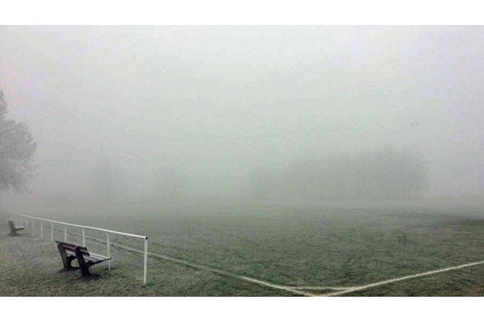 Dichter Nebel über dem Sportplatz verhinderte die Austragung der Kreisliga-A-Partie Schelklingen/Alb gegen Munderkingen.  Foto: privat