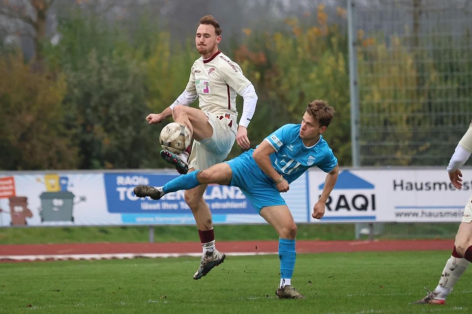 Harte Zeiten, starke Gegner: Florian Jörg Schrattenecker (blaues Trikot) und der TSV Eintracht Karlsfeld müssen unbedingt punkten.
