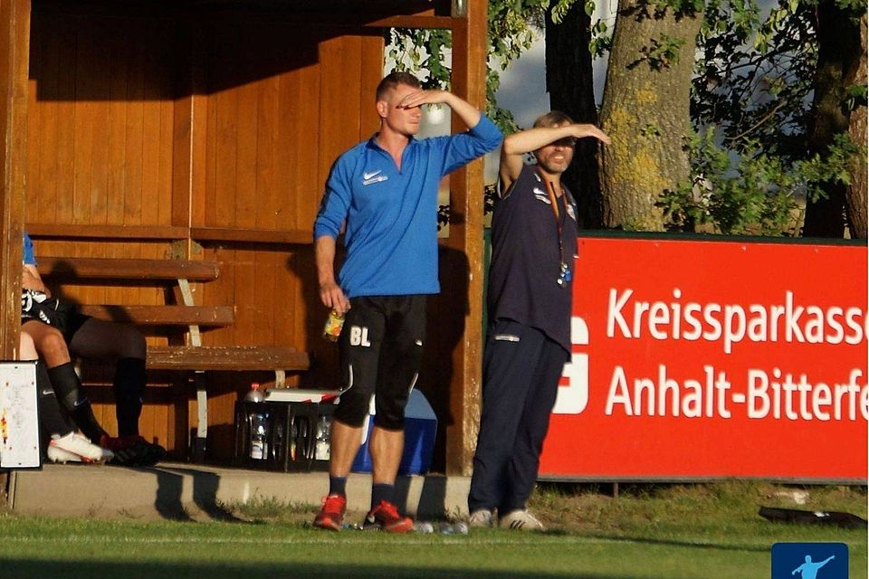 Benjamin Lehmeier (Bildmitte) blickt als neuer Trainer von Askania Bernburg trotz einer Probleme in der Vorbereitung zuversichtlich ins neue Spieljahr.