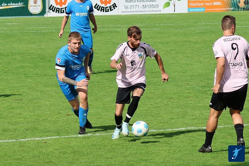 Krönte seine gute Leistung mit dem sehenswerten Treffer zum vorentscheidenden 3:0-Führungstreffer gegen den TSV Offingen: Dillingens Gazmend Nuraj (Bildmitte)