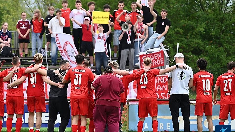 Party nach dem Derby-Erfolg: Der SV Buckenhofen feierte einen 4:2 Derbysieg gegen die SpVgg Jahn Forchheim und feierte anschließend mit seinem Fanblock.
