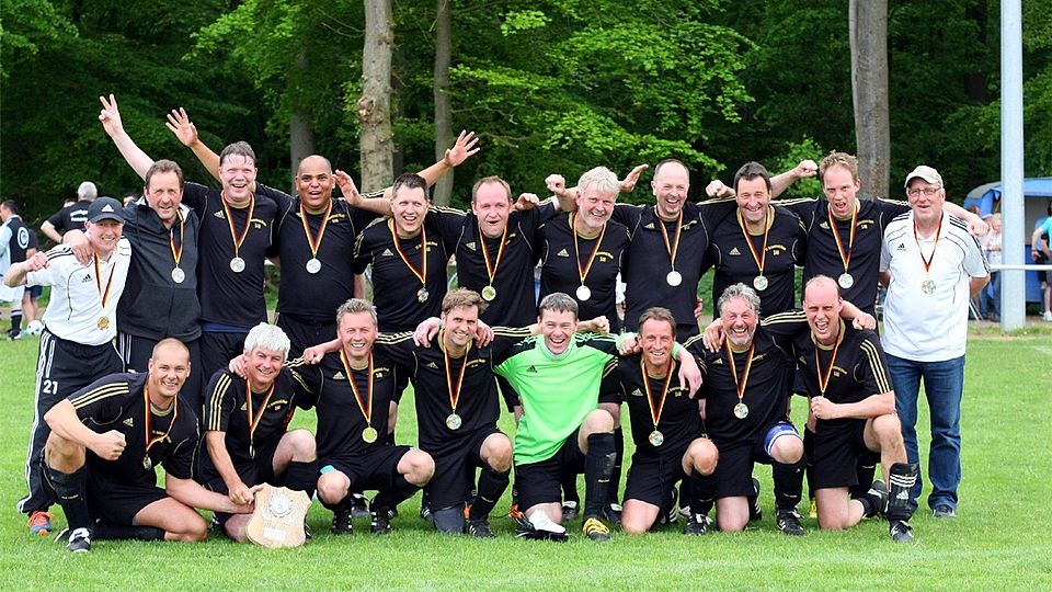 Die S40-Fußballer des FC Ostereistedt/Rade feiern nach dem hart erkämpften 3:2-Sieg über Steddorf/Heeslingen ihren Kreismeistertitel. Fotos Krause