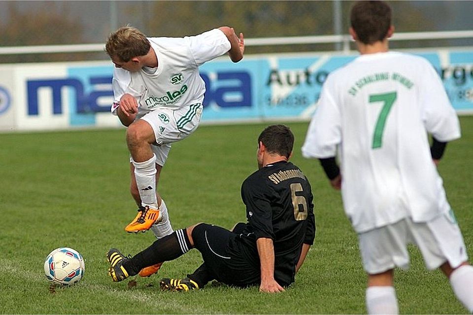 Immer mit vollem Elan bei der Sache : Schalding`s Christoph Neustifter    Foto : Bernhard Enzesberger