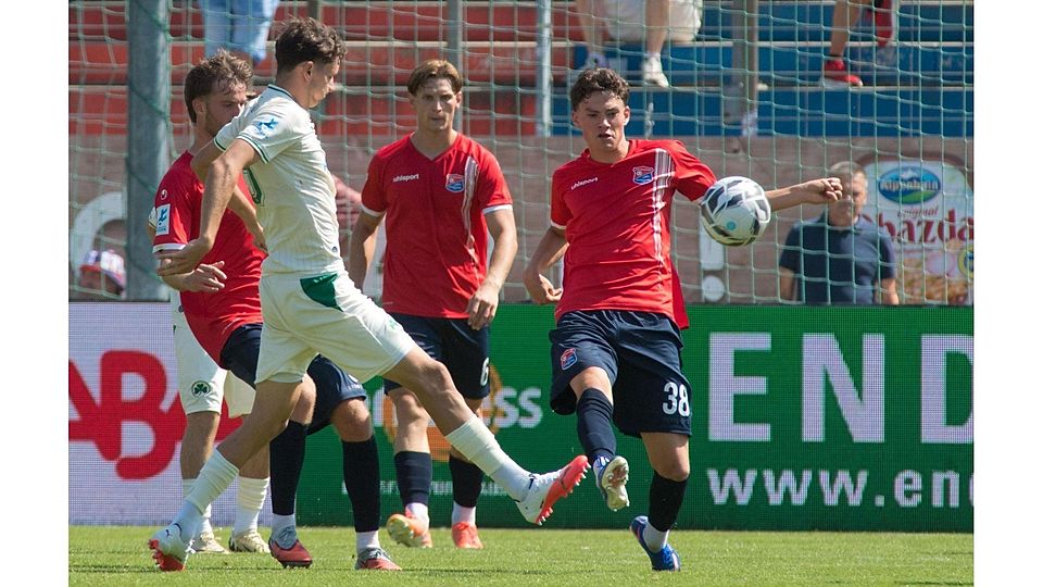 Reife Leistung: Constantin Strunz (r.) spielte mutig nach vorne und ließ sich auch von der körperlichen Robustheit der Regionalliga nicht beeindrucken.