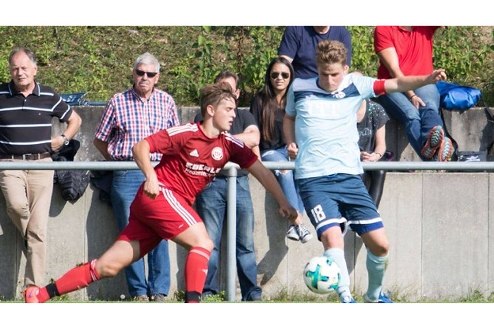 Der 1. FC Dietlingen mit Moritz Bosch (rechts) setzte sich gegen Wurmberg-Neubärental mit Lucca Grau durch. Foto: Becker