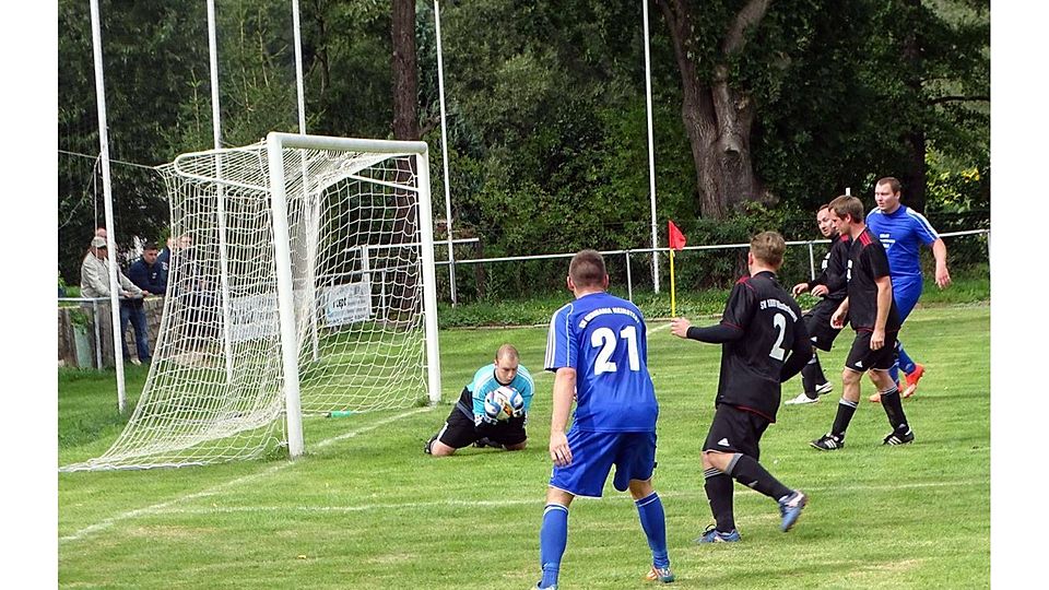Wie auch in dieser Szene war für Neinstedt oftmals Schluss bei Westerhausens Keeper Mathias Langer. | Foto: Christian Beier