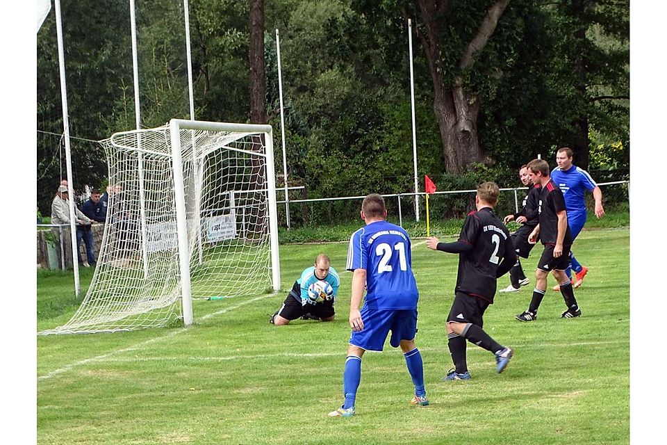 Wie auch in dieser Szene war für Neinstedt oftmals Schluss bei Westerhausens Keeper Mathias Langer. | Foto: Christian Beier