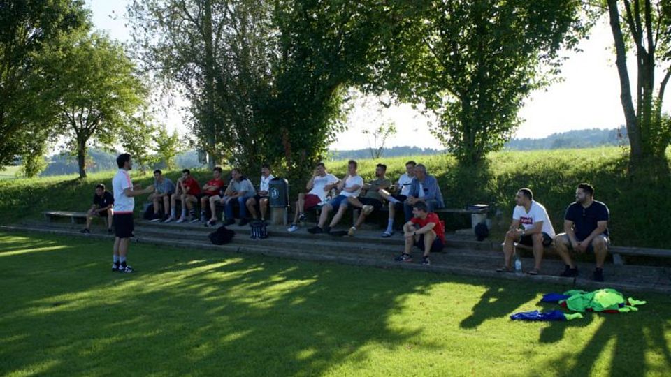 Der Tag der Qualifizierung in Stamsried wird von Referent Andreas Klebl (li.) geleitet. 