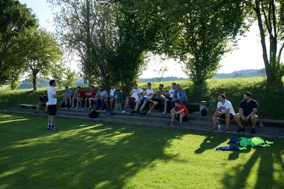 Der Tag der Qualifizierung in Stamsried wird von Referent Andreas Klebl (li.) geleitet. 