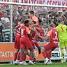 Ausgelassener Jubel: Hankofen besiegte am frühen Freitagabend den FC Bayern II mit 2:0. 