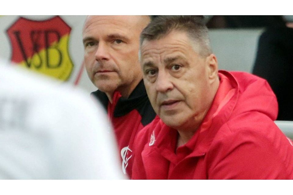 Die Trainer Michael Schütz und Freddy Ostertag haben so ihre Mühe, die Spieler des VfB Hallbergmoos auf Kurs zu bringen. Heute Abend könnte man die Wende einläuten. Foto: Lehmann