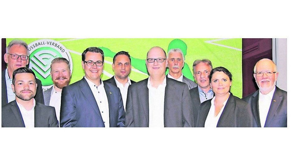 Der Jülicher Rudi Reinstädtler (4. von links) bleibt Vorsitzender des Verbandsjugendausschusses. Lars Lüdeke aus dem Fußballkreis Aachen (3. von links) gehört dem Gremium als Vertreter der jungen Generationan, Detlef Knehausaus Aachen (6. von links) fungiert als stellvertretender Vorsitzender. Foto: FVM