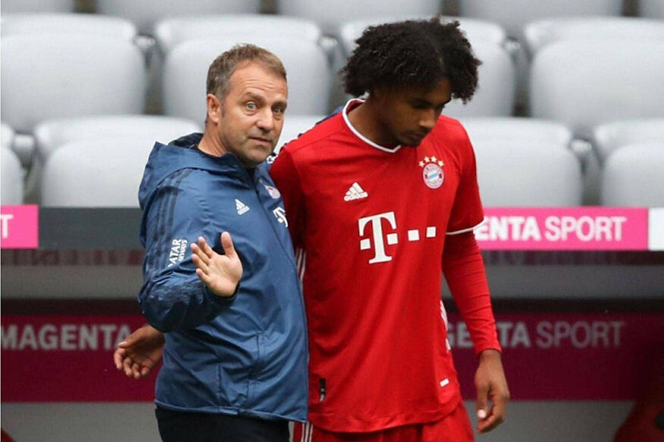 FC Bayern München Youngster Joshua Zirkzee an der Seite von Bayern-Coach Hansi Flick. 