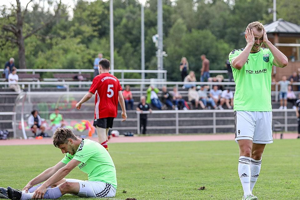 Die Penzberger Neuzugänge Denis Grgic, sitzend, und Franz Huber im Heimspiel der Bezirksliga gegen den SC Unterpfaffenhofen.