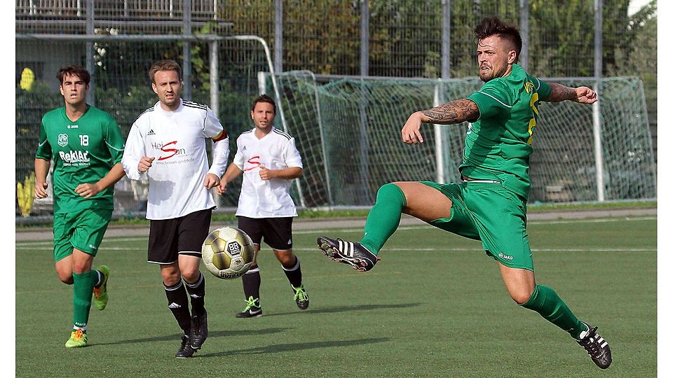 Mit Schmackes: Der Niersteiner Alexej Kretow (rechts) nimmt das Tor von Alemannia Laubenheim unter Beschuss. Kretow erzielte das 3:2 für den VfR, der die Partie 5:2 gewann. Foto: hbz/Stefan Sämmer