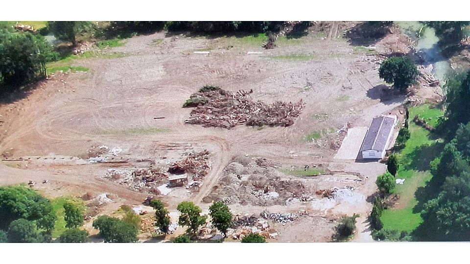 Der ehemalige Rasenplatzes der Sportfreunde Oberahrtal in Antweiler (rechts das Clubheim) ist völlig verwüstet.