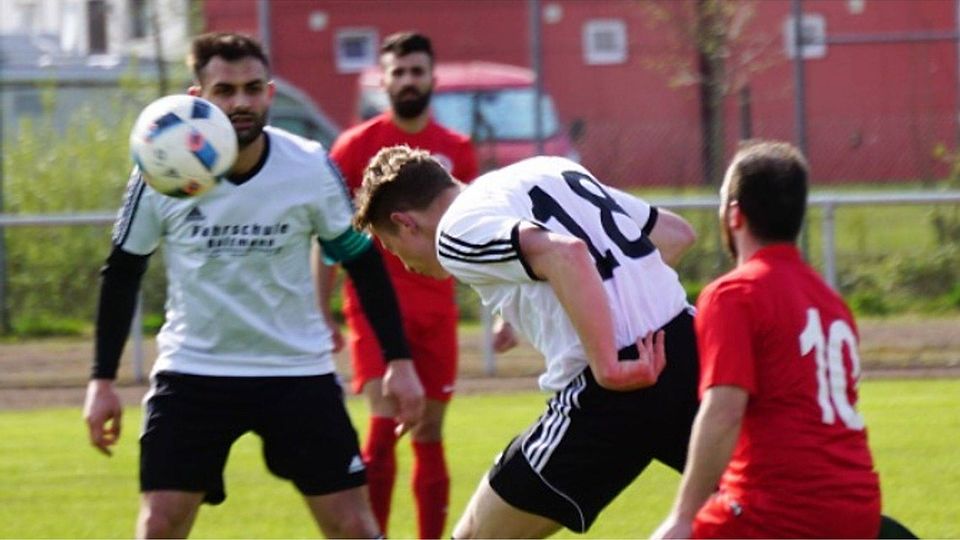 Der FC Sparta in den weißen Trikots muss nach dem 1:4 gegen Aufsteiger FC Roland Bremen nun endgültig in die Kreisliga absteigen. Foto: Volker Schmidt