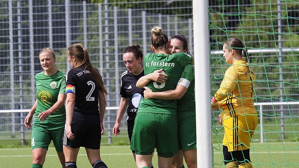 Die Frauen des FC Forstern sind nach dem 4:1-Sieg überglücklich (Archivbild).