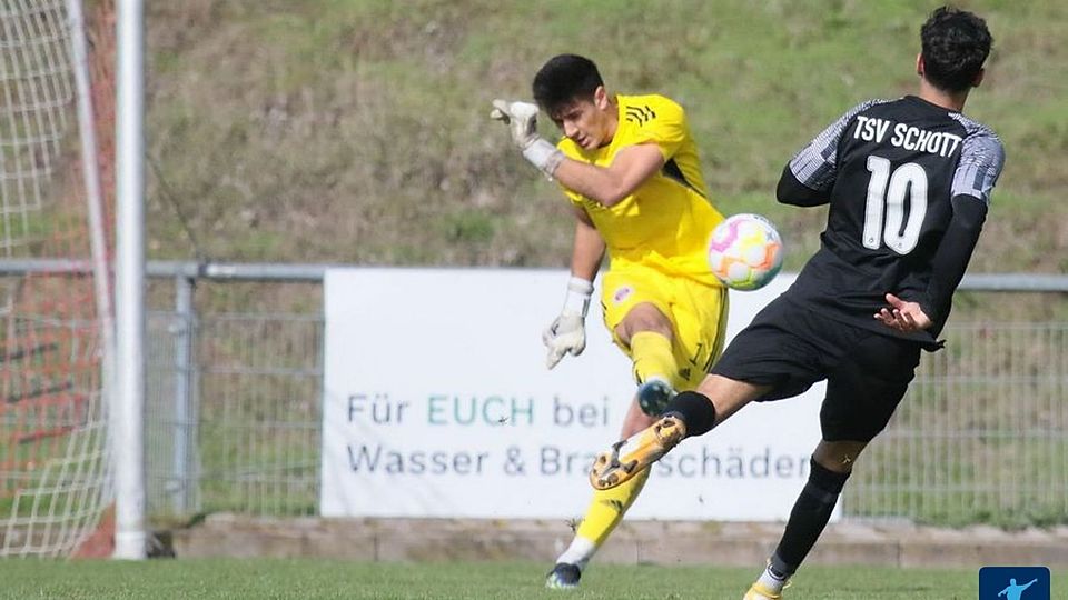 Patrick Stofleth (gelb) unterlief gegen den FC Karbach ein folgenschwerer Fehler. Am Ende verliert seine TSG mit 1:5 gegen die Karbacher.