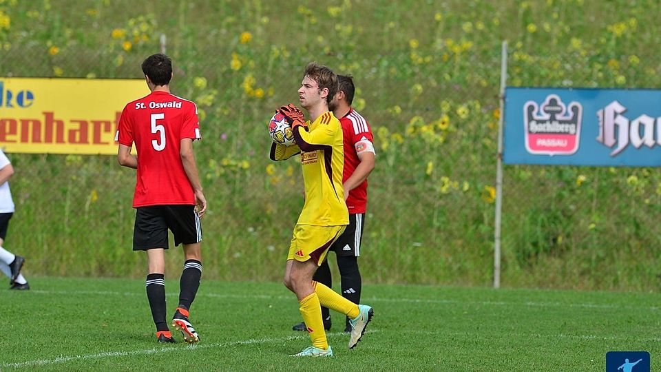 Der DJK SV St. Oswald, um Keeper Elias Dietz, musste gegen die SG Preying/Tittling vier Gegentore hinnehmen.