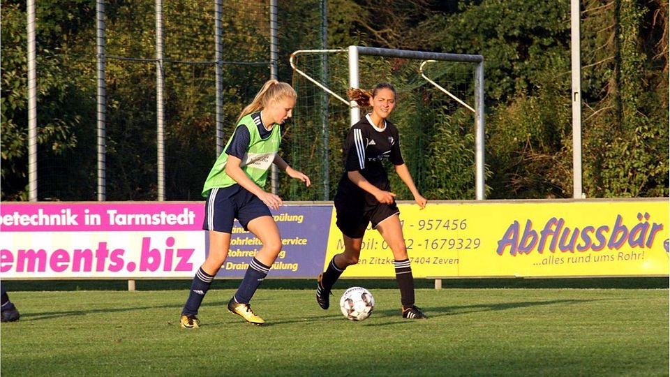 Die FC-Defensive um Julia Deterth (links) hatte gegen Ahlerstedt zwischenzeitlich erhebliche Mühe im Spiel gegen den Ball. Foto: Krause Krause