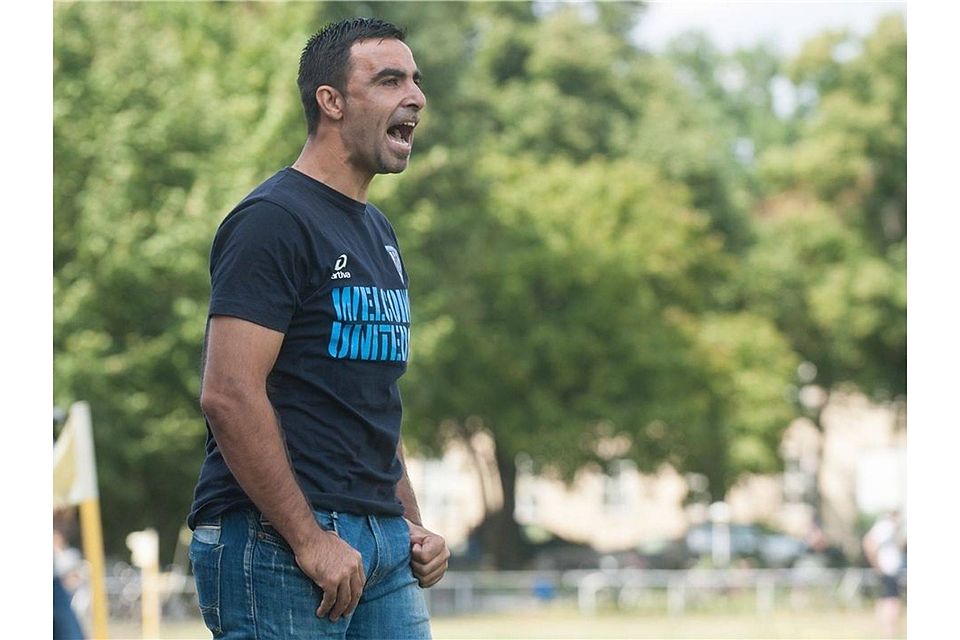 Trainerassistent Zahirat Juseinov vom Club &quot;Welcome United Babelsberg&quot; versorgt seine Spieler von der Seitenlinie aus lautstark mit wertvollen Tipps. Foto: dpa