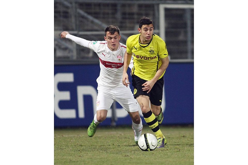 Edisson Jordanov im Duell mit Steffen Lang vom VfB II. Der Mittelfeldmann soll zu den Kickers wechseln. Foto: Baumann