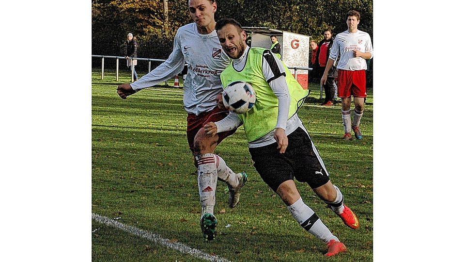 Knifflige Szene: Eckernfördes Alen Ajdarpasic (re.) wird hier bereits vor dem Strafraum von FC-Kapitän Jannes Fricke gefoult. Foto: Tüxen