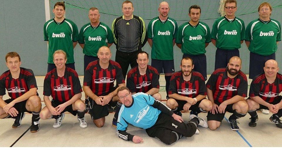 Die AH-Mannschaft des TSV Ilbeshausen (stehend) unterlag bei der „Soccer tonight“ der SG Freiensteinau gegen die Spvgg. Hosenfeld (vordere Reihe) im Halbfinale knapp mit 0:1 und verlor auch das „kleine Finale“ im Neunmeterschießen gegen den FV Horas mit 4:5. 	Foto: Stock