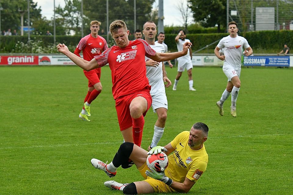 Schneller am Ball als Severin Müller vom SV Heimstetten ist in dieser Szene der Forstinninger Torhüter Marko Susac.