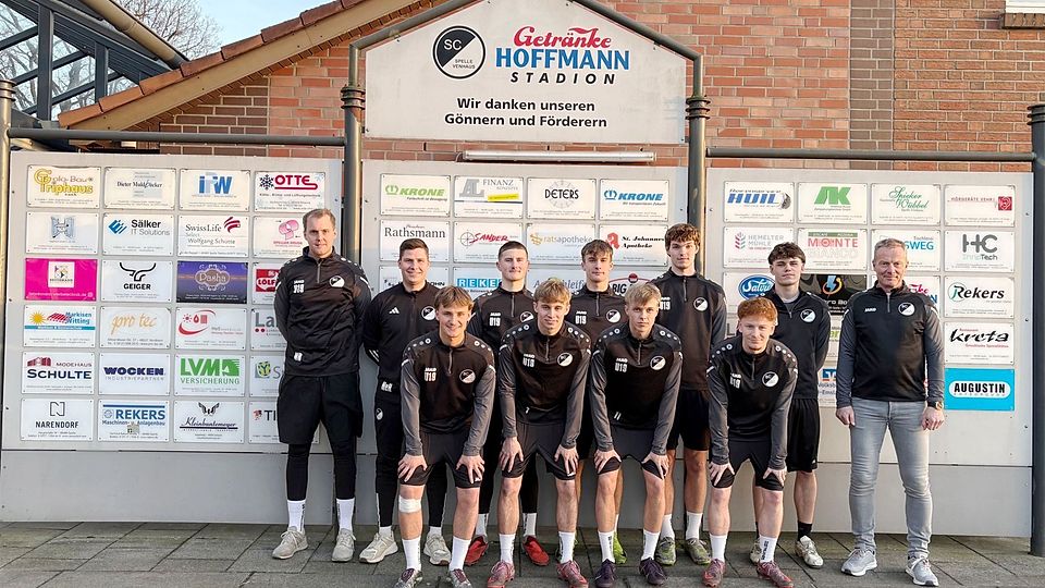 Das Foto zeigt (hinten v.l.) Nils Boyer (Trainer U19 ), Henry Hupe (Trainer Oberliga-Team), Jano Midden, Noah Holtel, Lennox Meemann, Markus Holtel (Sportlicher Leiter U19) sowie (vorne v.l.) Philipp Moß, Ben Nähring, Matteo Echelmeyer und Jannik Schöttmer.