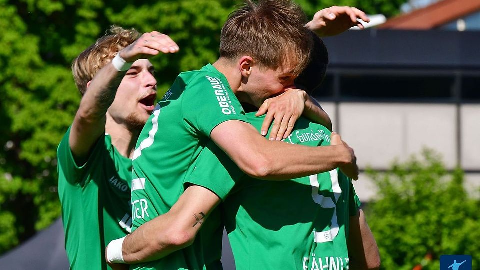 Jamain Cermak, Raphael Schneider und Neo Fähnle freuen sich über den Derbysieg mit der U23 des FC Gundelfingen.