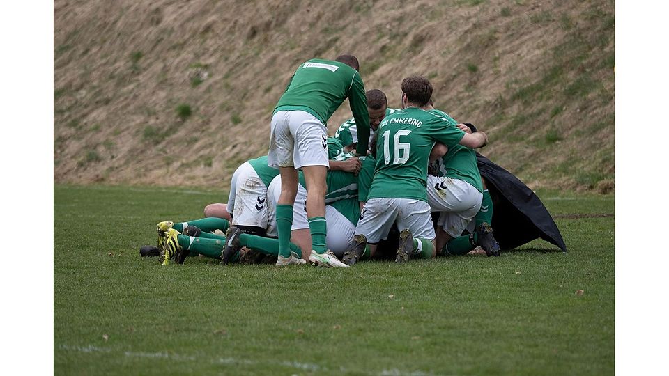 Emmeringer Suchspiel an Ostern: Wer findet den Siegtorschützen Marinus Riedl in diesem grün-weißen Jubelhaufen?