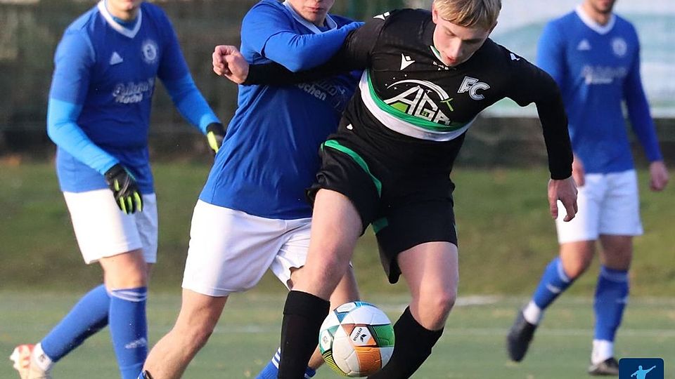Der FC Lübbecke (in schwarz) erobert die Tabellenführung und hat zumindest die Vizemeisterschaft schon sicher