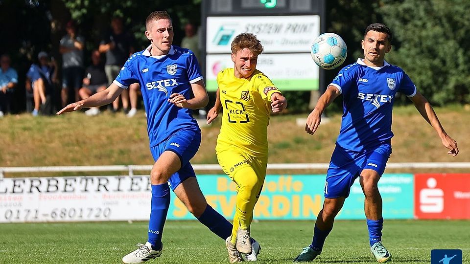 Jonas Schneiders (l.) mit dem Doppelpack gegen St. Tönis