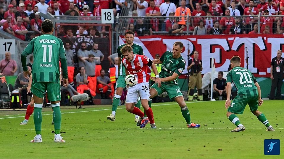 Das Hamburger Talent Justin Njinmah (links) hat sich beim Bundesligisten SV Werder Bremen durchgesetzt. Darüber freuen sich auch seine ehemaligen Jugendvereine Altona 93 und der ETV. 