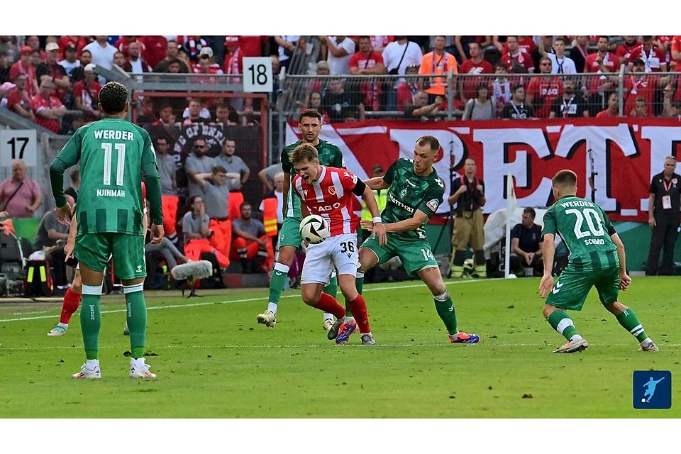 Das Hamburger Talent Justin Njinmah (links) hat sich beim Bundesligisten SV Werder Bremen durchgesetzt. Darüber freuen sich auch seine ehemaligen Jugendvereine Altona 93 und der ETV. 