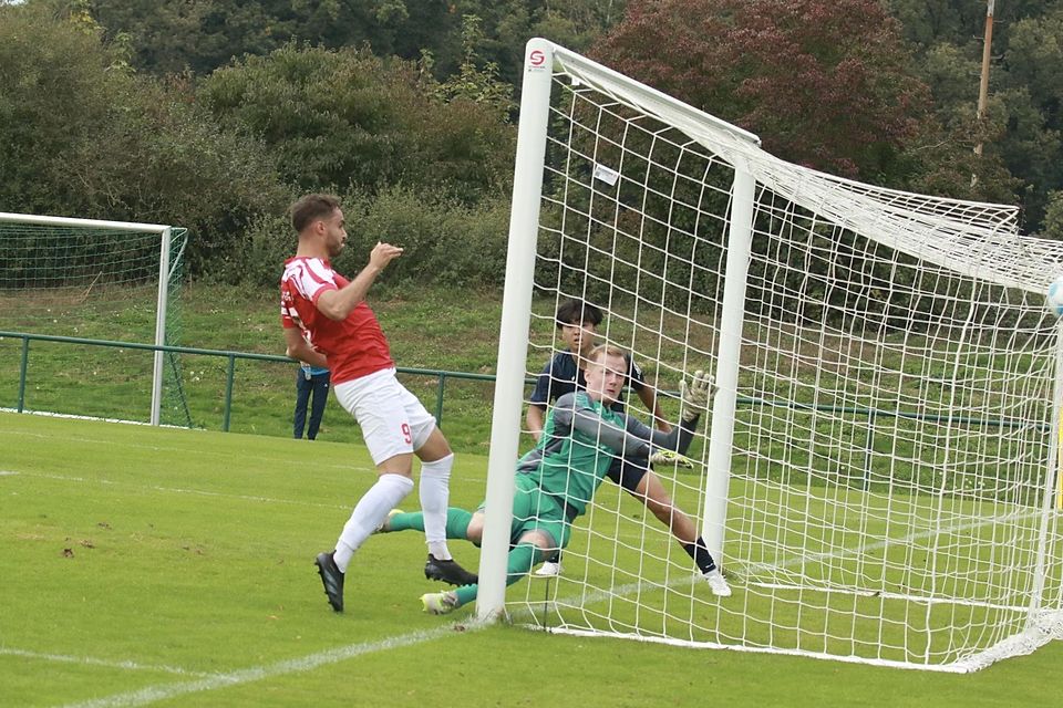 Und da war der Ball drin: Mehmet Yilmaz erzielt das erlösende 2:0 für den FC Wegberg-Beeck.