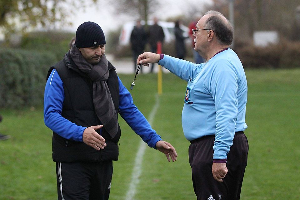 Ein Foto, das durchs Netz ging: Schiedsrichter Walter Schaffert bietet Melih Olucak seinen Job an.  Foto: Brüssel