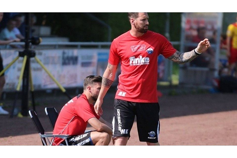 Geben schon wieder die Richtung vor: Paderborns Trainer Michél Kniat und sein Co-Trainer Christopher John (sitzen) haben die Sommervorbereitung bestens vorbereitet. F: Heinemann