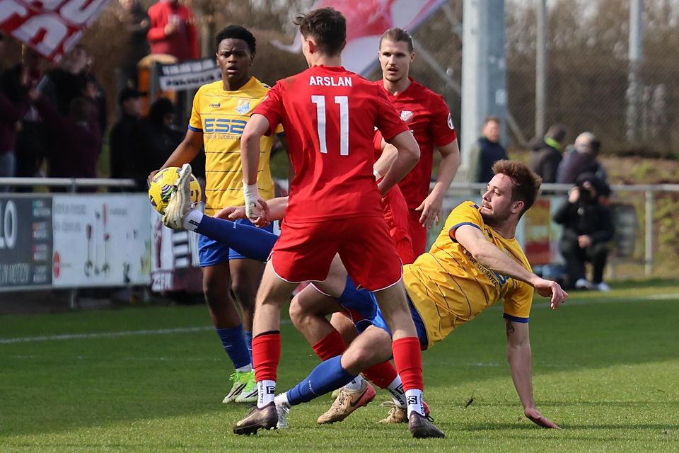 Mit dem Herz in der Hand und der Leidenschaft im Bein kämpften Jaroud Kanze (links) und Florian Gebert (rechts) für den FCP. Der Heimstetter Luka Arslan (Mitte) kann da nur zusehen.