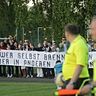 Da schaut selbst der Schiri: Die Fans von Juventas sorgten beim Topspiel der Kreisliga B gegen Beelitz für den Ausnahmezustand.         Foto: Marc Schütz
