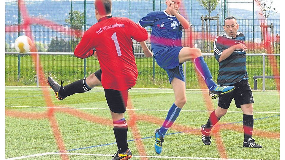 Spiegelverkehrt: Im Kerbe-Spitzenspiel der C-Klasse Ost gewann die SG Soonwald in Winzenheim den Adlern um Torwart Christian Imig (rotes Trikot) mit 4:6. (Foto: Heidi Sturm)