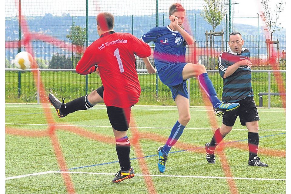 Spiegelverkehrt: Im Kerbe-Spitzenspiel der C-Klasse Ost gewann die SG Soonwald in Winzenheim den Adlern um Torwart Christian Imig (rotes Trikot) mit 4:6. (Foto: Heidi Sturm)