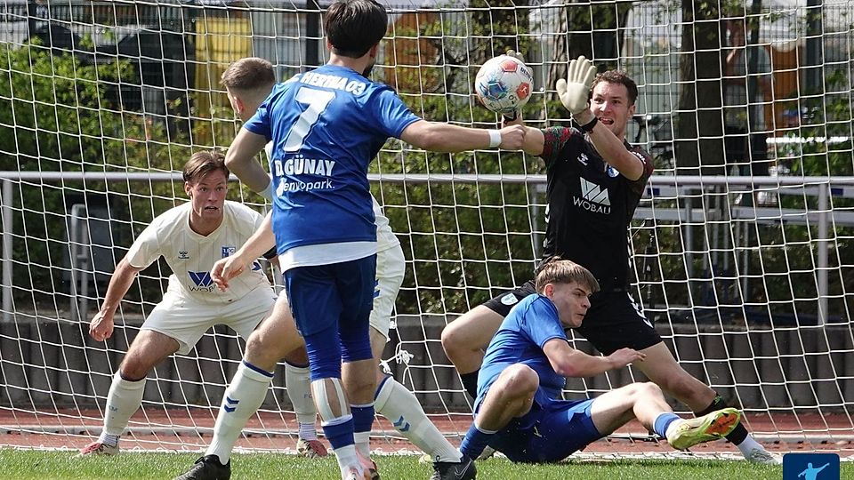 Gegen den FC Hertha 03 Zehlendorf stand Felix Güldner (r.) das einzige Mal in der Regionalliga zwischen den Pfosten.