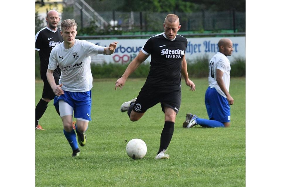 Kenan Duran (links) und Denis Erovic (am Ball) bleiben dem SV Müs erhalten. 	Foto: Zinn