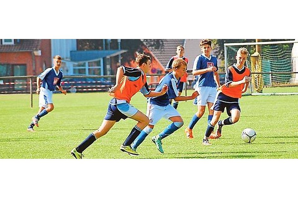 Die Fußballer der  Liebfrauenschule Cloppenburg (orange Leibchen, hier im Spiel gegen  Rasteder Schüler) zogen als Gruppensieger ins Halbfinale ein, in dem sie dem AMG Friesoythe erst im Elfmeterschießen unterlagen. Steffen Szepanski