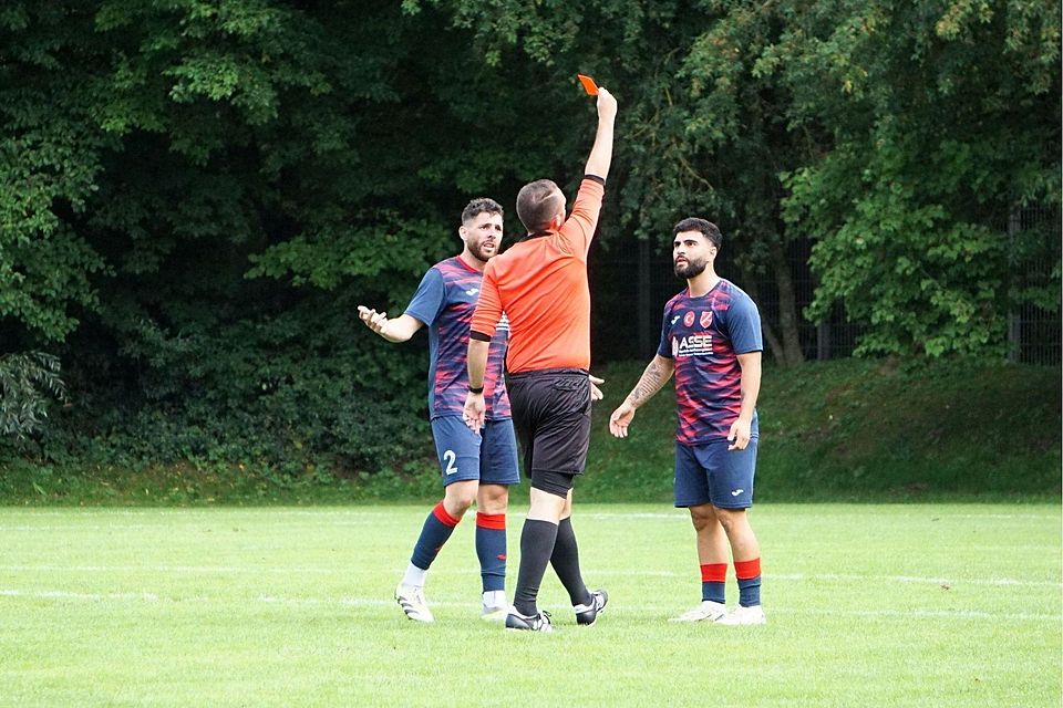 Symbolbild: Ein Spieler des FC Türk Sport Garching sieht die rote Karte.