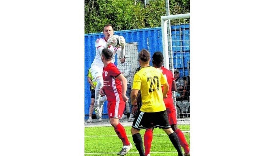 Sicher: Donnerbergs Torwart Alexander Lovric kann vor den Haarener Angreifern klären.Foto: Martin Ratajczak
