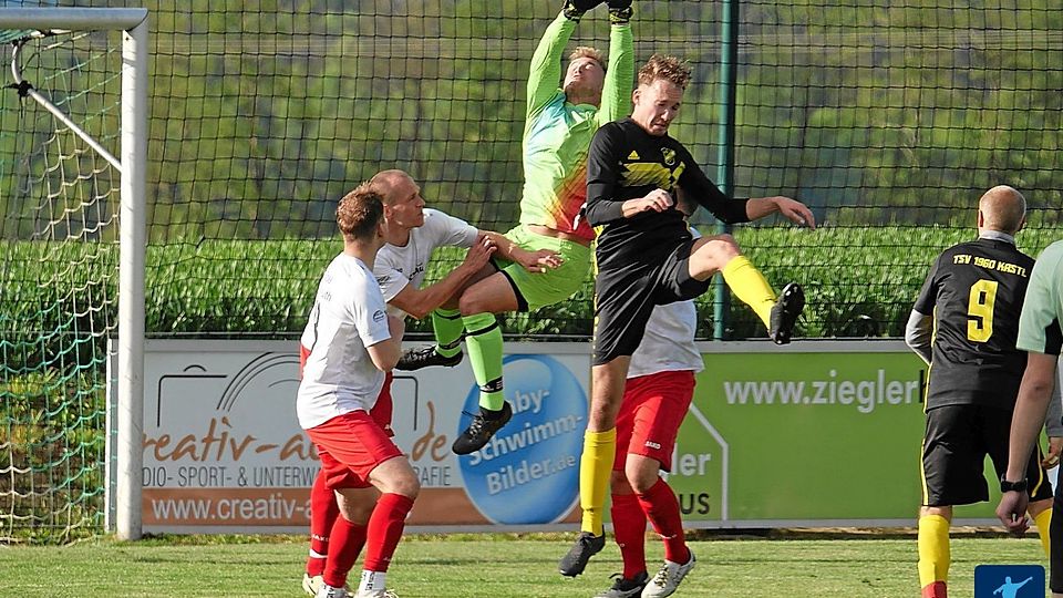 Sieben Elfmeter musste die SG Püchersreuth/Floß (weißes Trikot) verwandeln, bis sie den TSV Kastl (in Schwarz) besiegt und den Aufstieg in die Kreisklasse geschafft hatte.